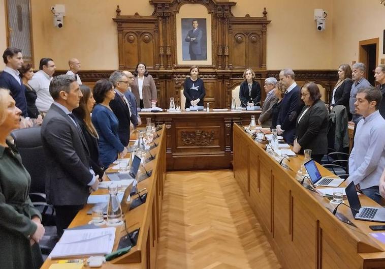 Momento del minuto de silencio en el Pleno del Ayuntamiento de Gijón.