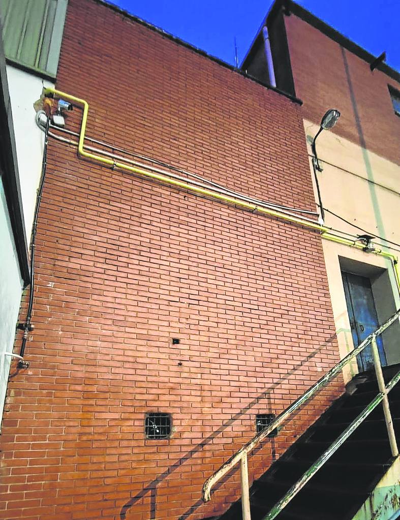 Pared en la que el Ayuntamiento exige que se construya una chimenea.