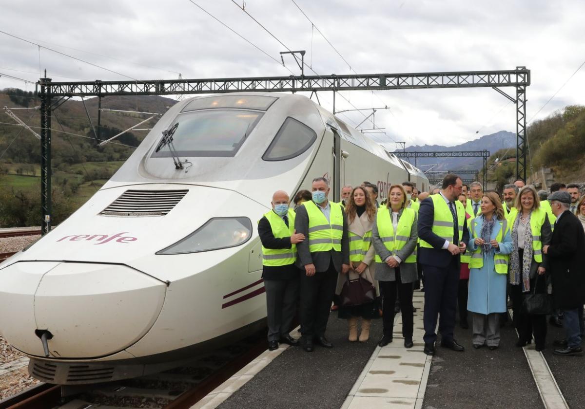 Comitiva oficial del primer trayecto en pruebas en la variante de Pajares con un tren de viajeros, hace ahora un año.