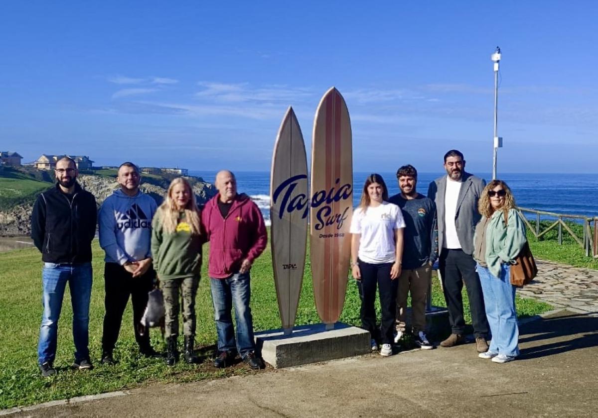 Miembros de la comunidad surfera de Tapia, en el nuevo 'photocall'.