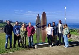 Miembros de la comunidad surfera de Tapia, en el nuevo 'photocall'.