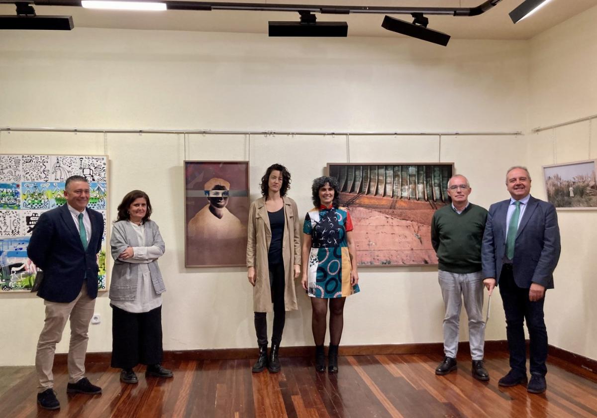 Belarmino Suárez, director de Caja Rural Luarca, junto a las artistas Carmen Santamarina y Kela Coto, la edil Clara García, el director general Antón García y el jefe de zona del occidente de Caja Rural, José Ramón González.