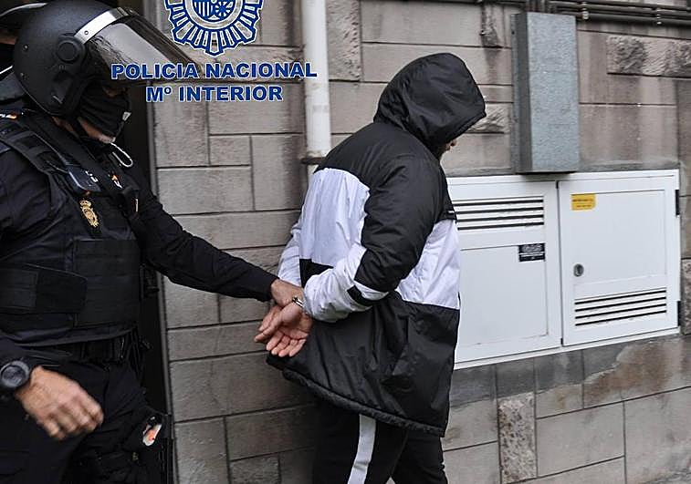 Bryan H. M. en el momento de salir detenido por la Policía del piso de Llaranes, en Avilés, en el que se había escondido.