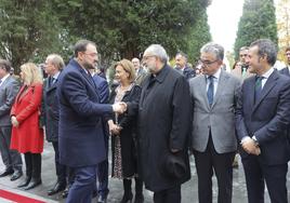 El arzobispo de Oviedo saluda al presidente del Principado, Adrián Barbón, en el acto de entrega de distinciones de la Delegación de Defensa en Asturias celebrado ayer en Oviedo.