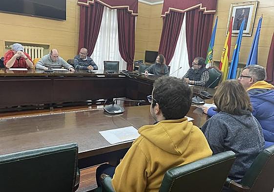 Los usuarios del CAI de Pando responsables de la revista del centro, con el alcalde.