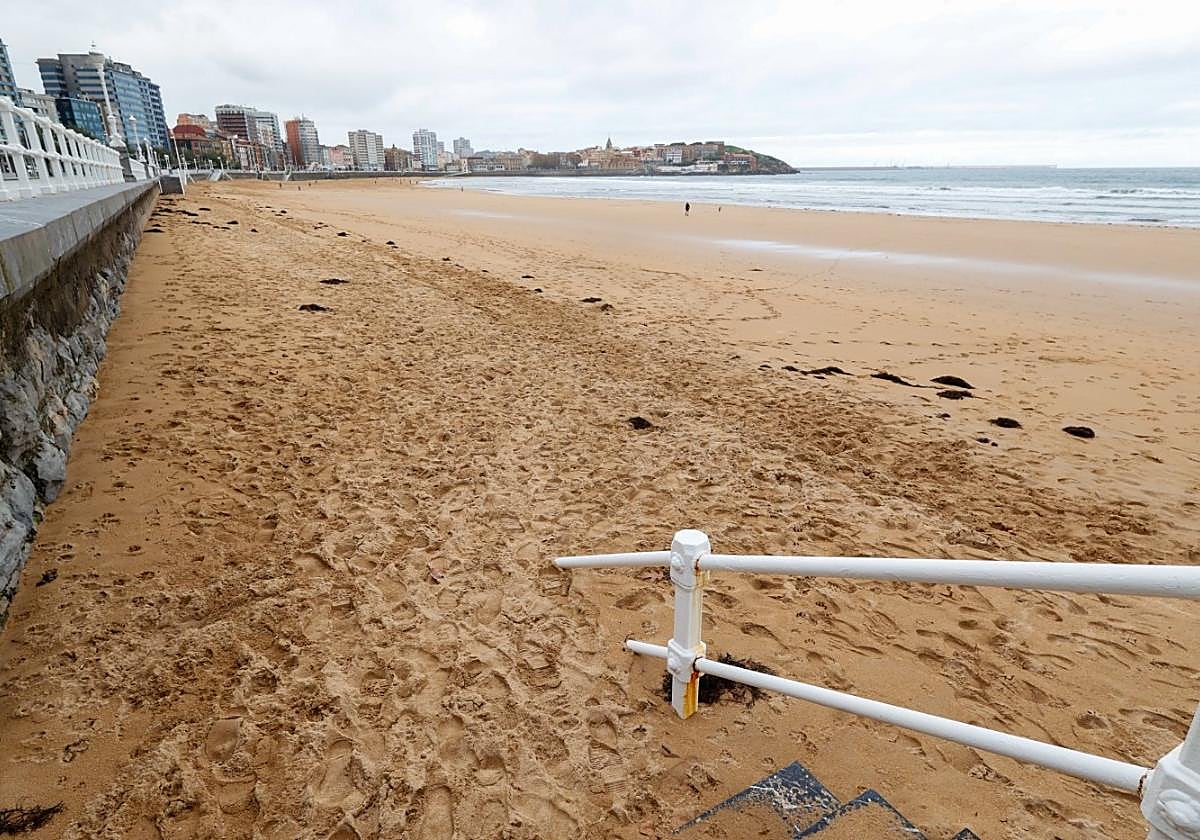 La zona centro de la playa, donde se nota el incremento del aporte de arena.