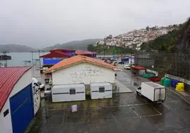 Zona del puerto de Lastres acotada por la empresa adjudicataria.