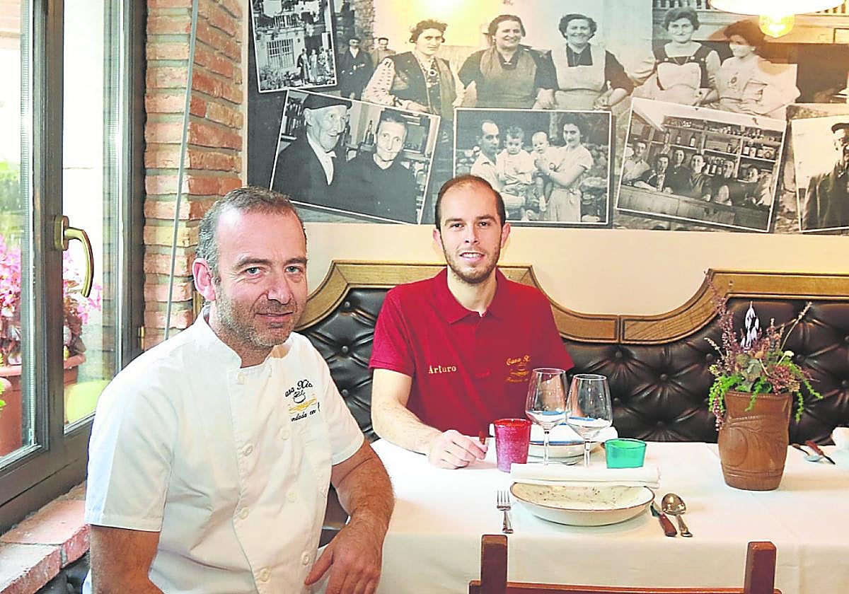 Julio y Arturo Pontigo, en su restaurante.