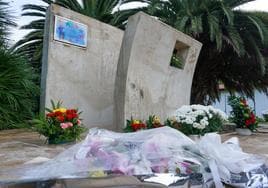 Ofrenda floral en el monumento que recuerda a las víctimas, en el parque de La Herrería.