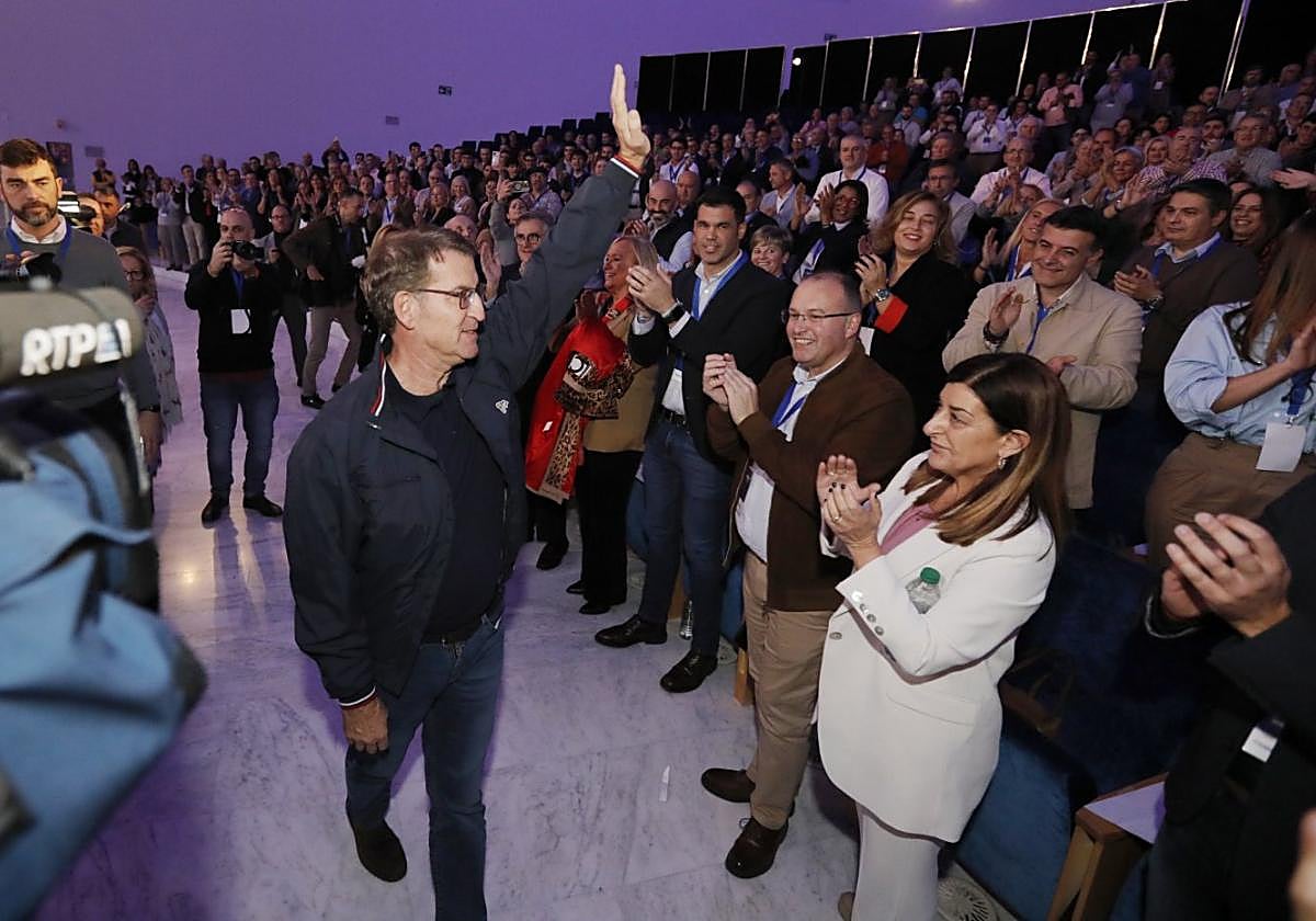 Alberto Núñez Feijóo, a su llegada al Palacio de Congresos, recibido entre aplausos.