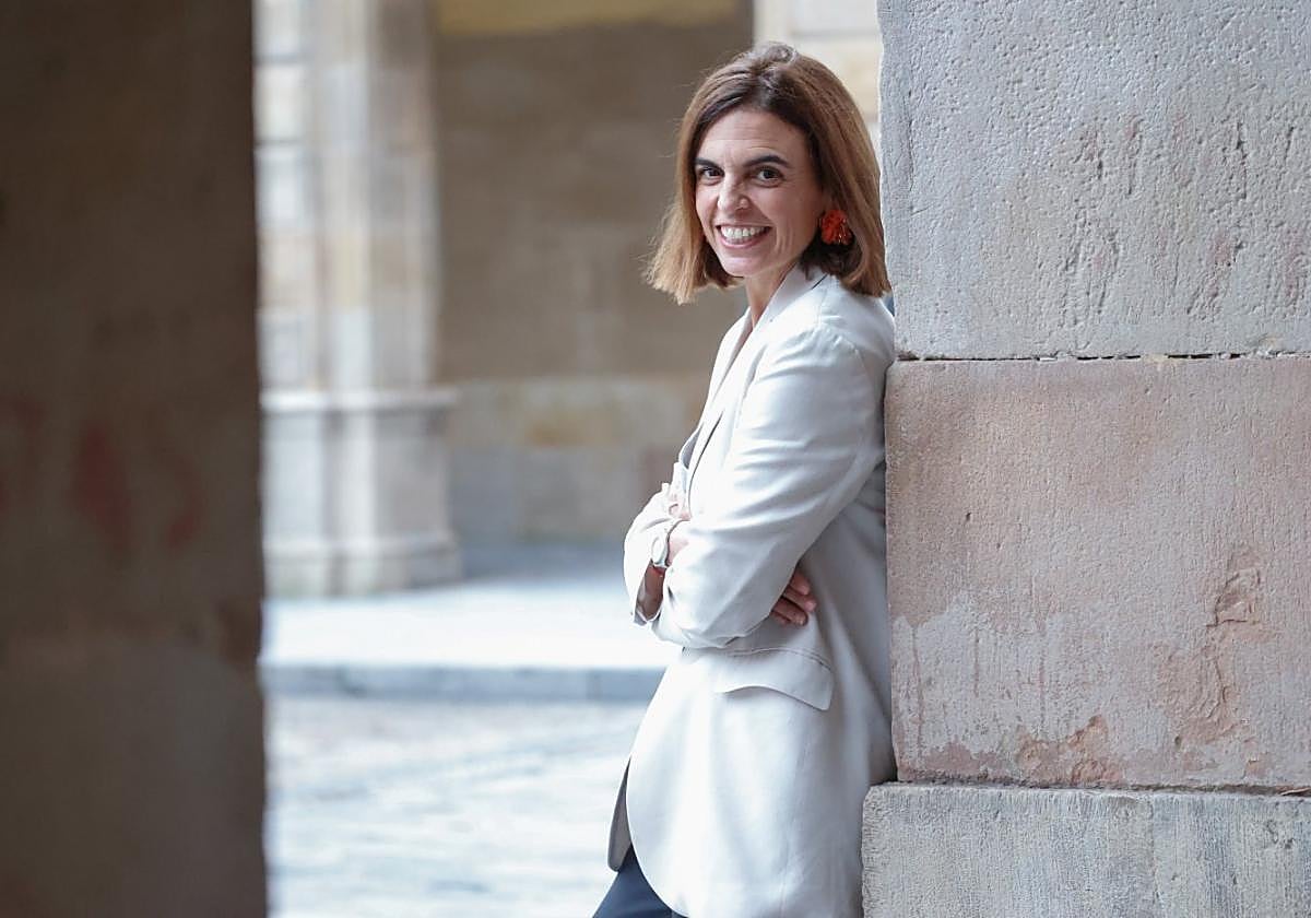 La concejala de Hacienda, María Mitre, apoyada en una de las pilastras de la arcada de la plaza Mayor, frente al Hotel Madrid, sede de su concejalía.