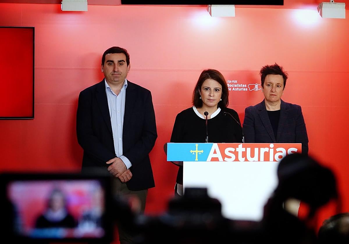 Adriana Lastra, acompañada del diputado Roberto Morís y la senadora María Fernández, en su comparecencia en la sede de la FSA.