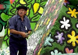 Agustín Ibarrola, durante el proceso de creación de la primera fase de los Cubos de la Memoria, en 2001.