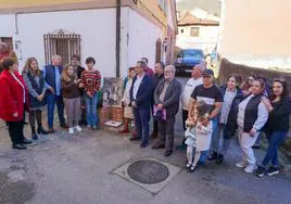 El acto de colocación del adoquín de la memoria reunió ante la casa de los Álvarez Moradiellos a familiares y representantes institucionales.