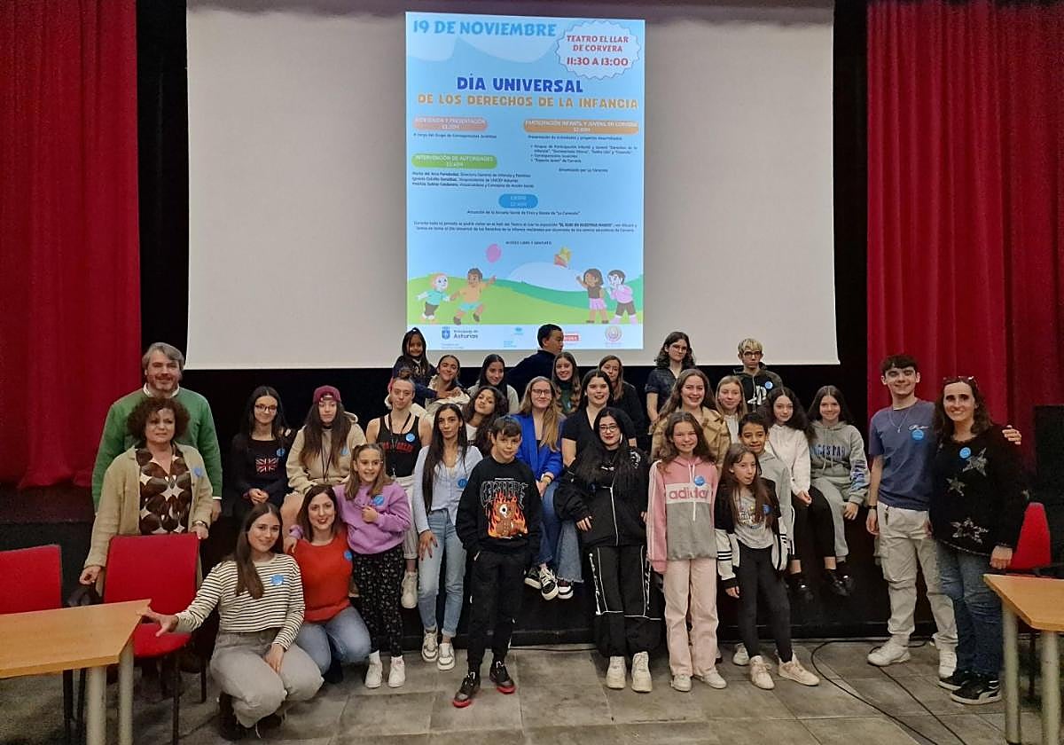Los participantes en el acto del Día Universal de los Derechos de la Infancia junto a las autoridades.