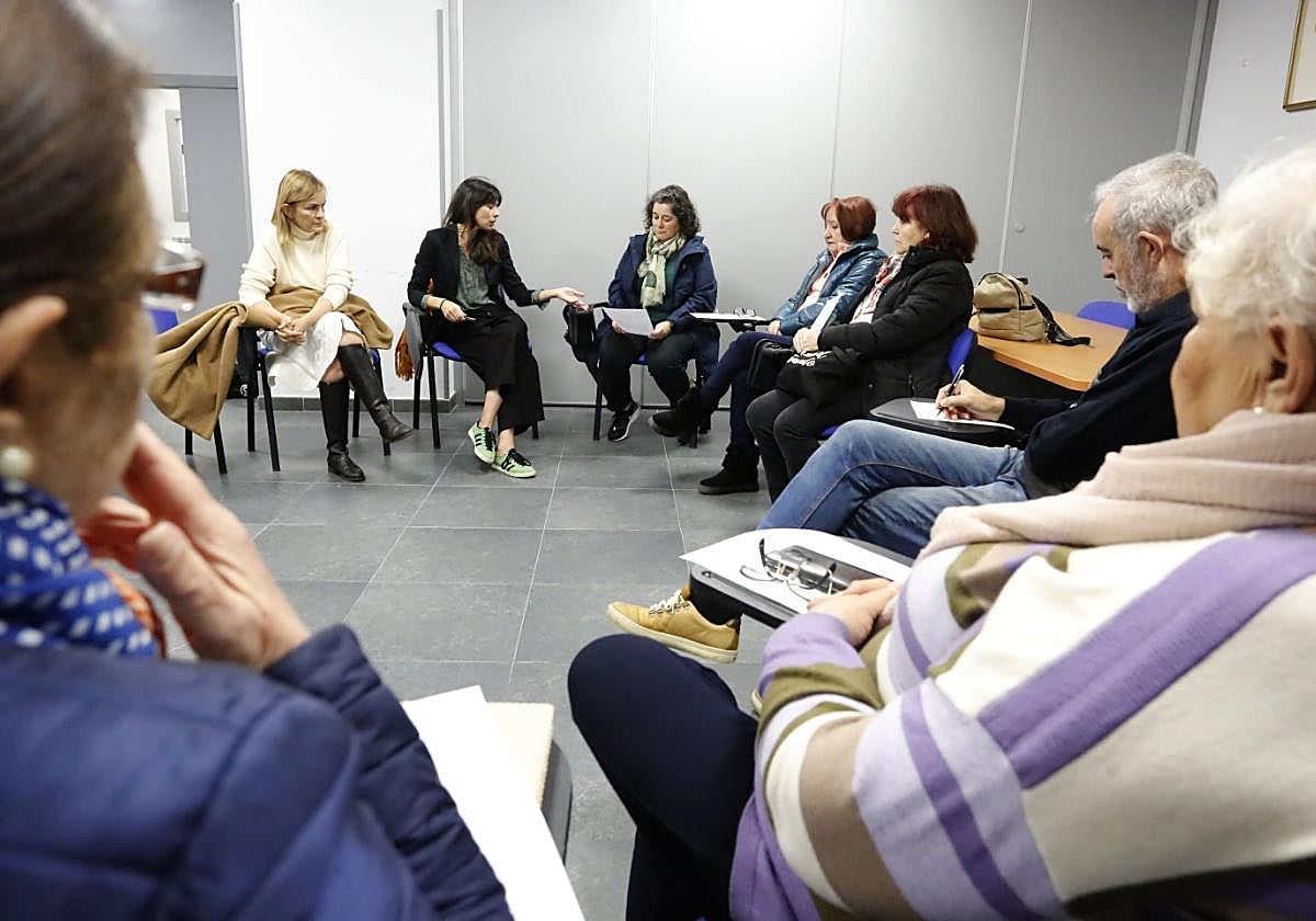 Covadonga Tomé y Laura Tuero con la directiva de la FAV.