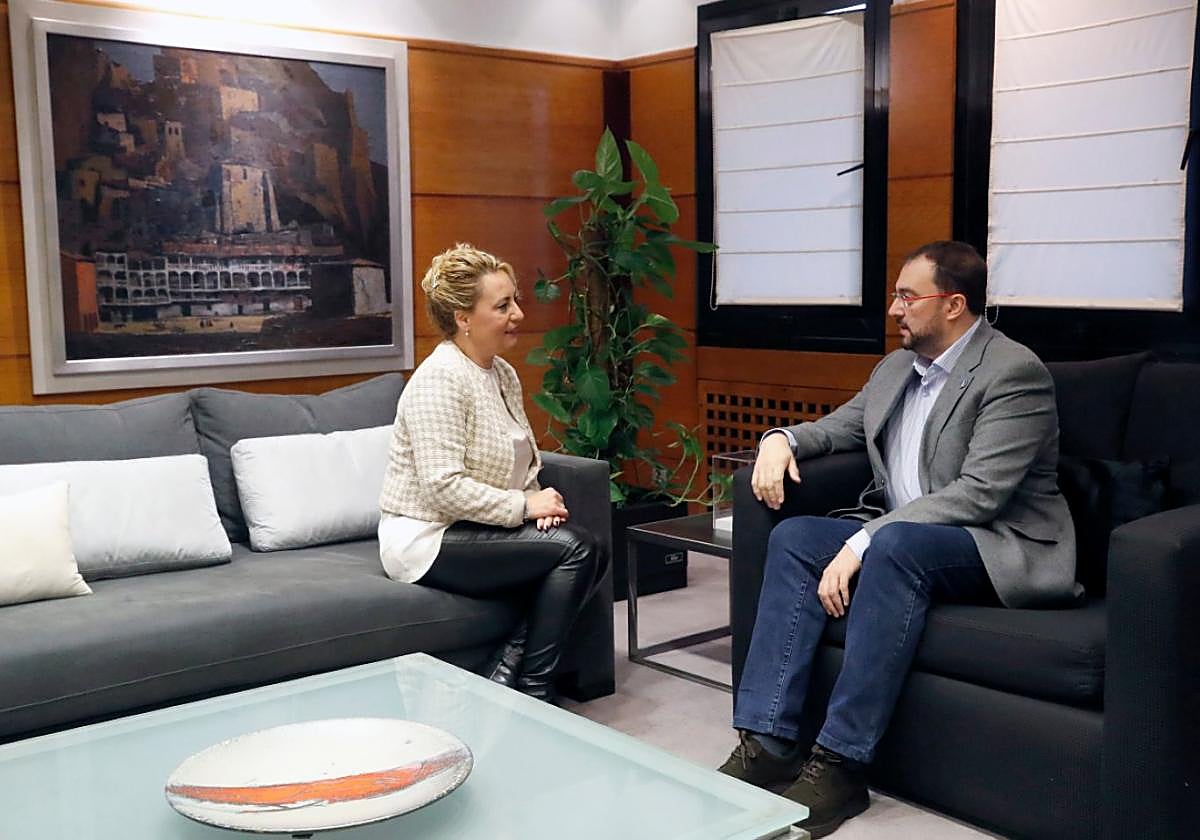Adrián Barbón despacha con Gemma Álvarez en la sede de Presidencia, en Oviedo.