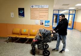 David González lleva a su hija Daneris al nuevo pediatra del centro de salud de Tineo.