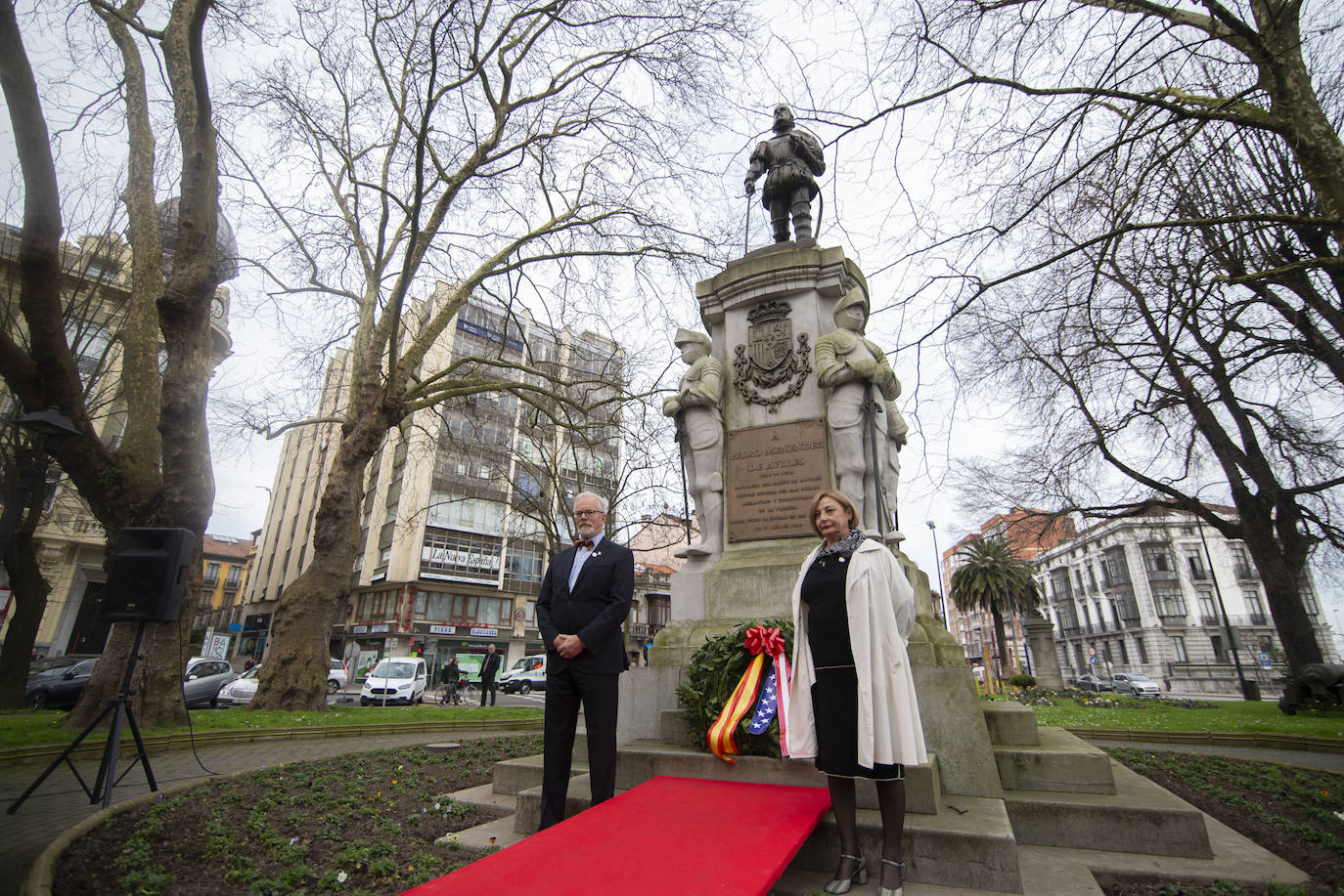 La alcaldesa de Avilés, Mariví Monteserín, y el de San Agustín de la Florida, Tracy W. Upchurch, colocan una corona de flores ante el monumento en el Muelle recordaron el 501 aniversario del nacimiento de Pedro Menéndez.