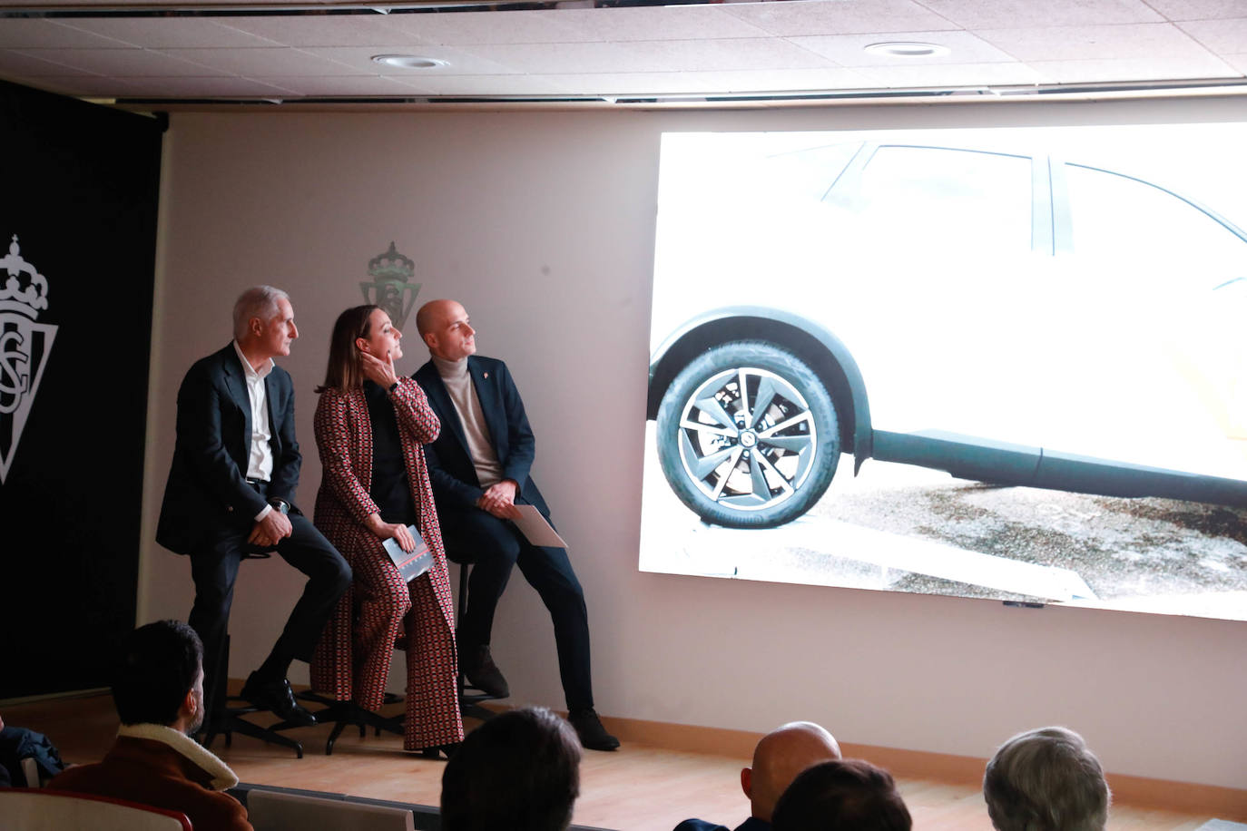 Bruno Matucci, director general de Nissan Iberia, Rosa Martínez, consejera del Grupo Resnova, y David Guerra, presidente del Sporting