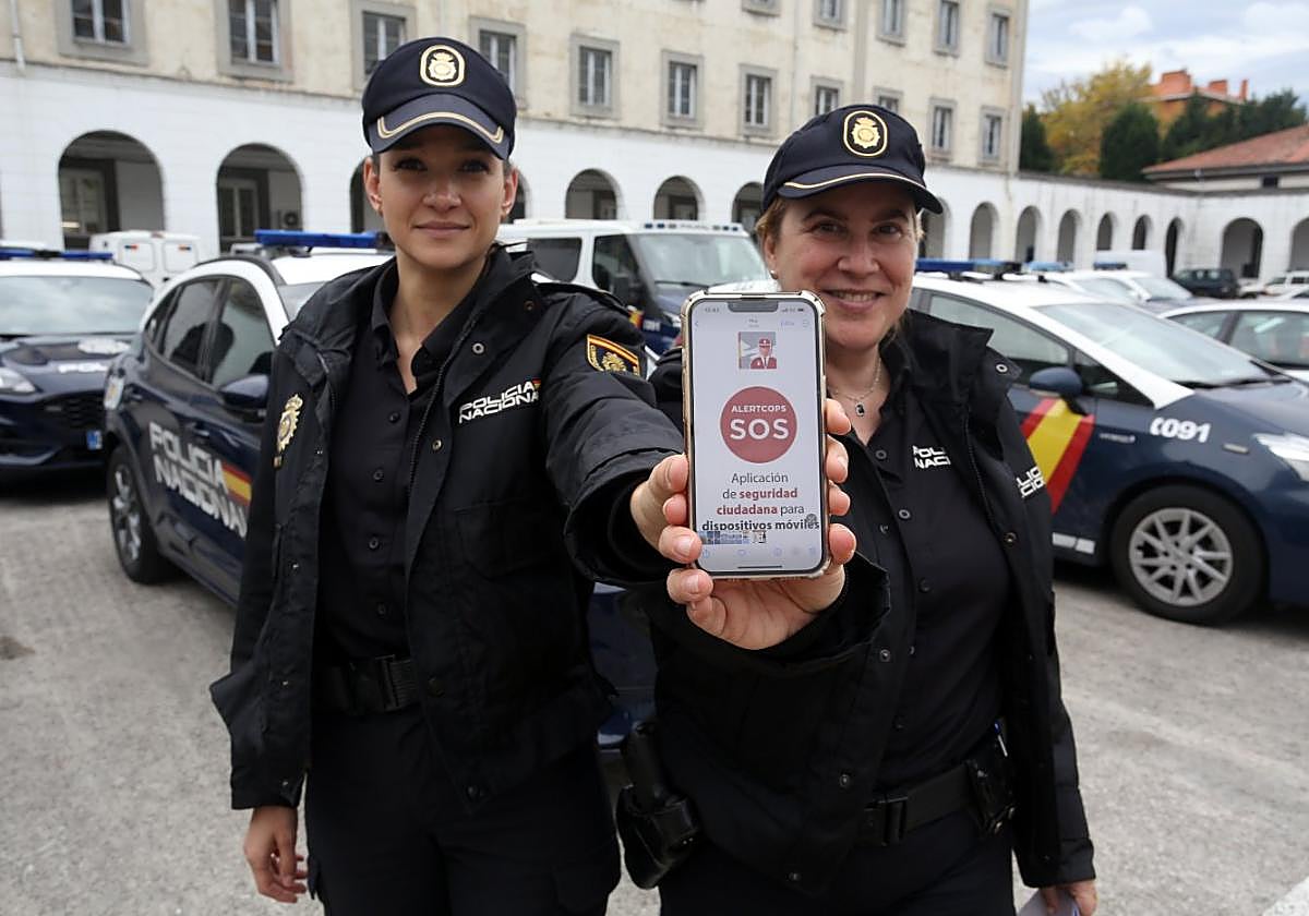 Iris Rodríguez, inspectora delegada de Participación Ciudadana, y Raquel Álvarez, subinspectora, muestran el botón SOS.