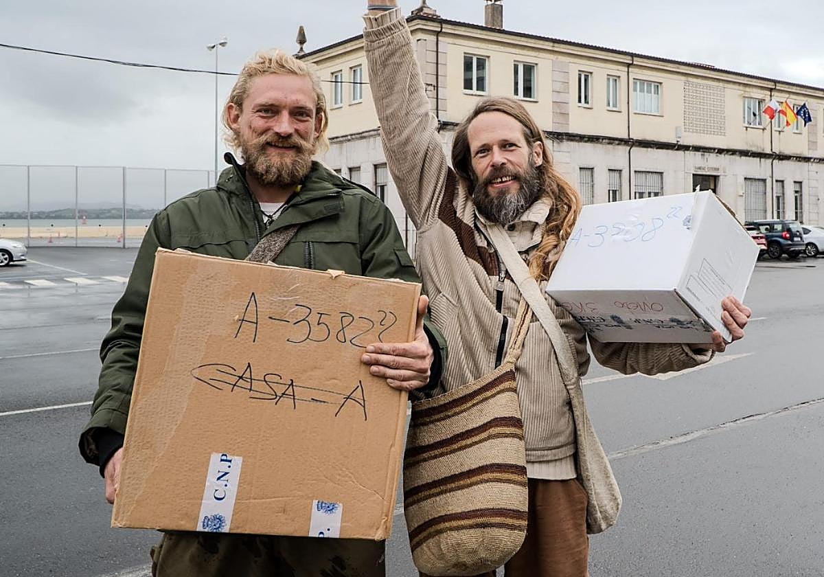 Axel Rudin (derecha) con un amigo, ayer, en Santander.