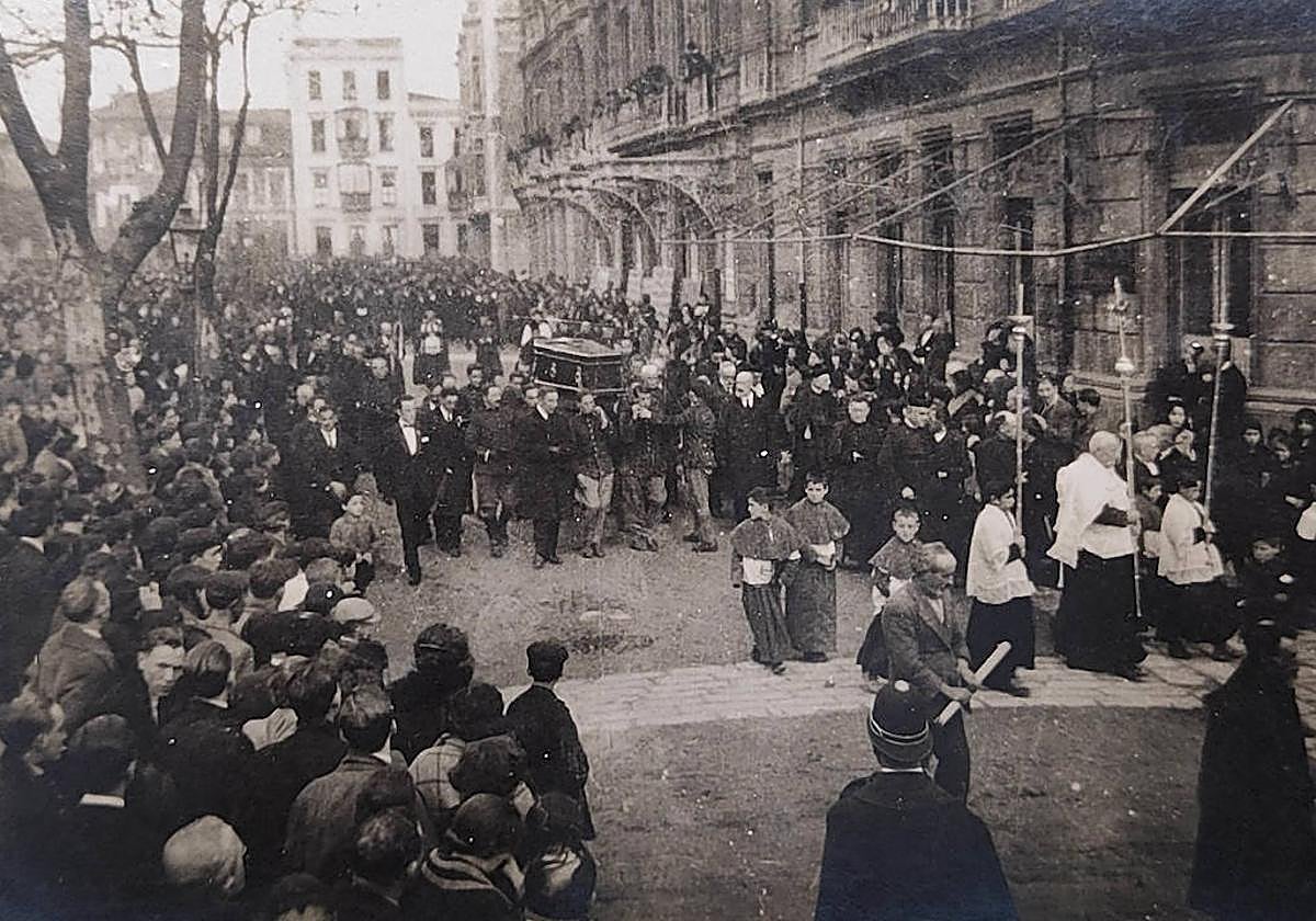 Fotografía de J. Peinado realizada en noviembre de 1923, con el cortejo fúnebre del conde de Revillagigedo, a su paso por el paseo de Begoña, junto al café Dindurra.