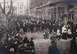 Fotografía de J. Peinado realizada en noviembre de 1923, con el cortejo fúnebre del conde de Revillagigedo, a su paso por el paseo de Begoña, junto al café Dindurra.