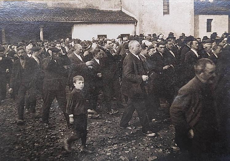 Numerosas personas acudieron al funeral celebrado en Deva.