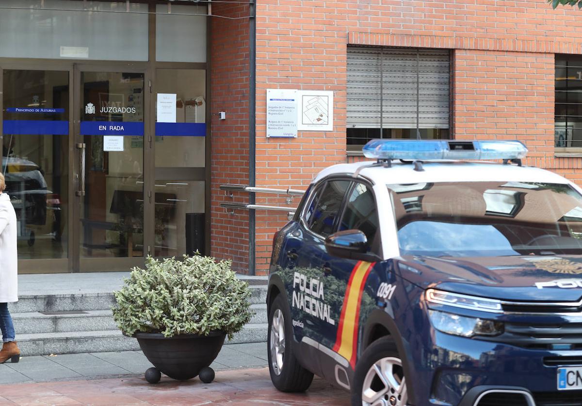 Un coche de la Policía Nacional, frente a los juzgados de Langreo.