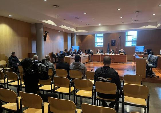 Foto: los cuatro acusados, durante el jucio en Oviedo; vídeo: los agentes, durante su intervención en Avilés en 2020.