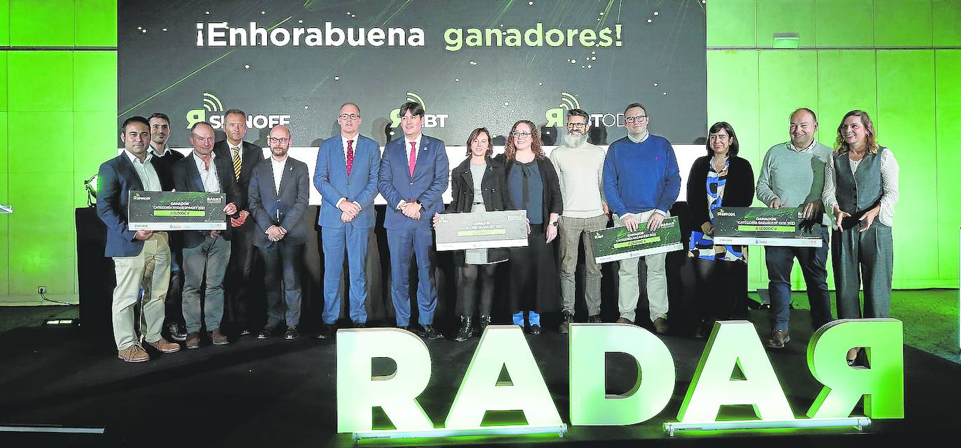 Galardonados y autoridades, en la ceremonia de entrega de los Premios Radar, en el Hotel de la Reconquista de Oviedo