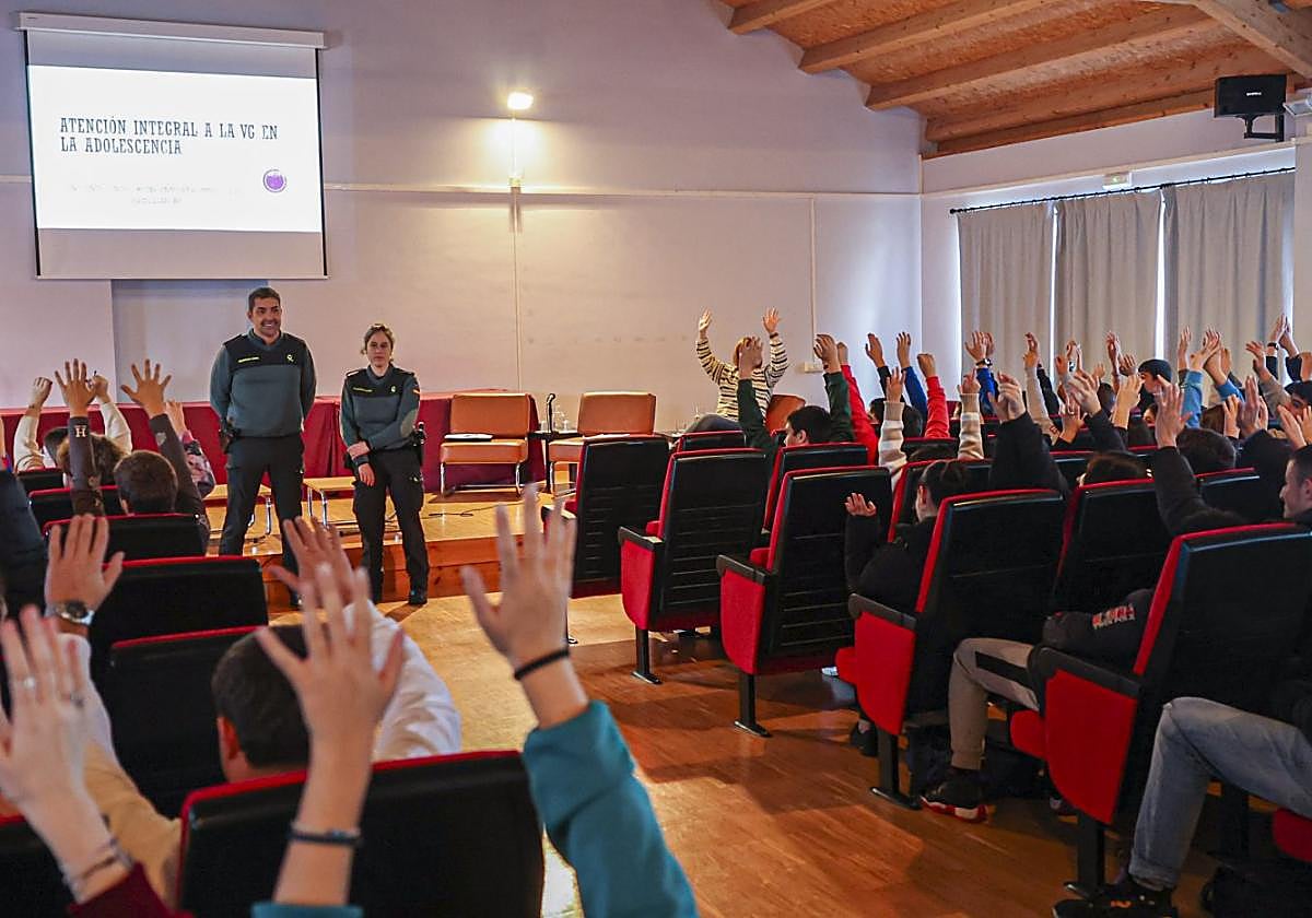 Goyo González y Paula Iglesias, ante las manos contra la violencia de los alumnos del IES de Posada de Llanera.