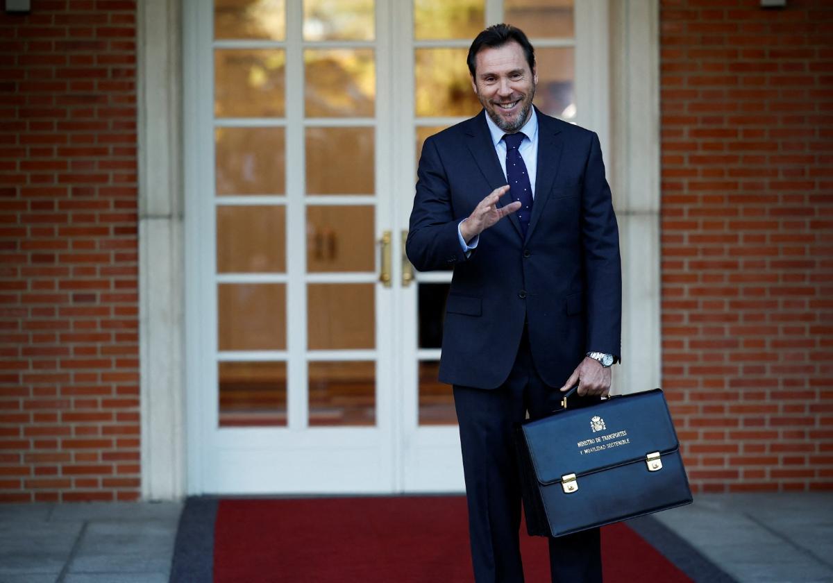 Óscar Puente, con la cartera de Transportes, antes del primer Consejo de Ministros.