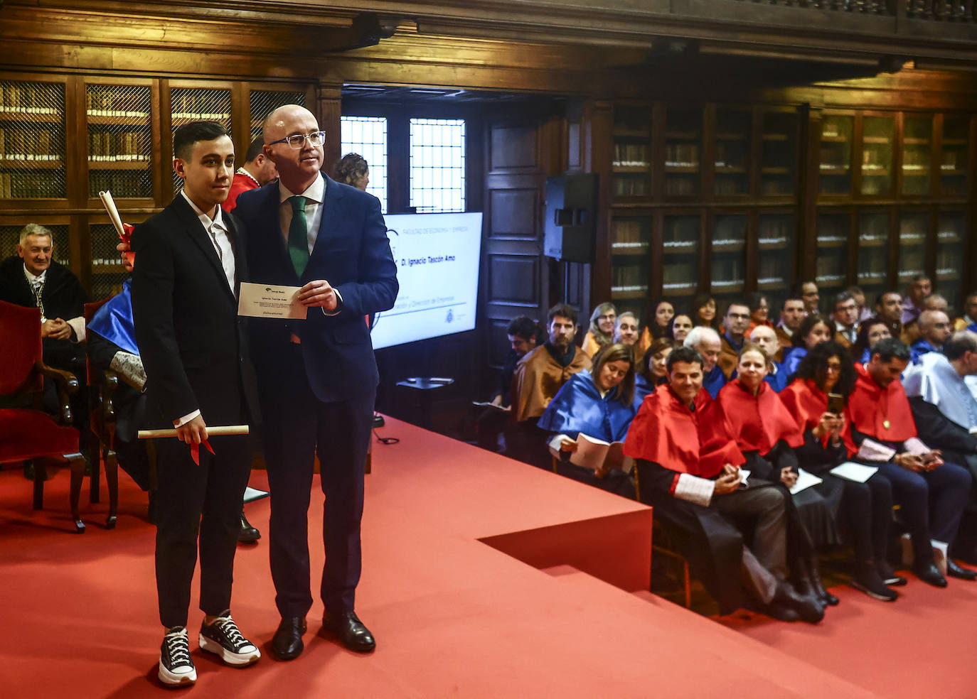 La Universidad entrega sus premios a «a los más sobresalientes»