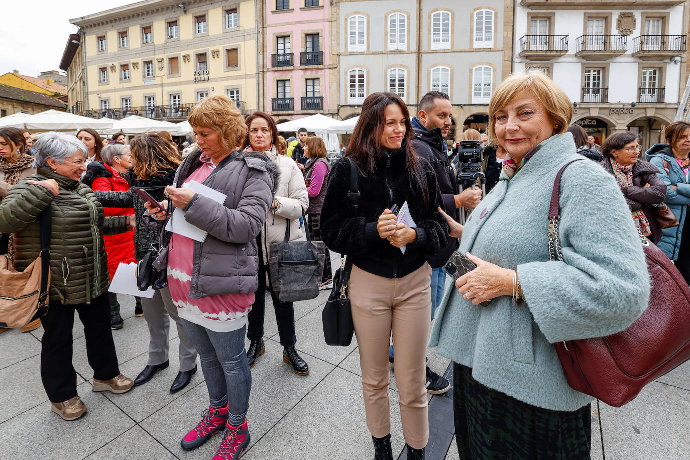 Un &#039;cementerio efímero&#039; contra la violencia de género en Avilés