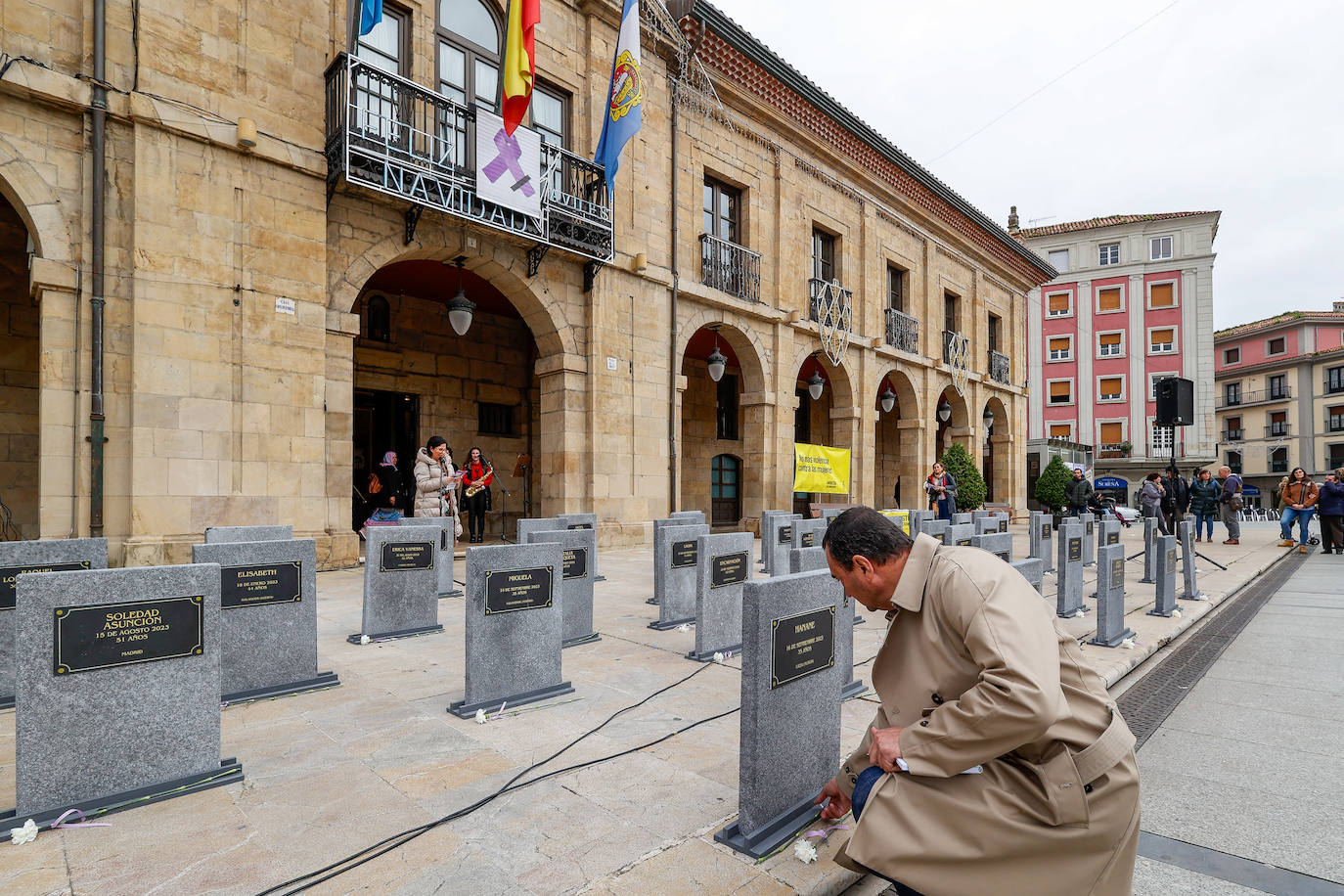 Un &#039;cementerio efímero&#039; contra la violencia de género en Avilés