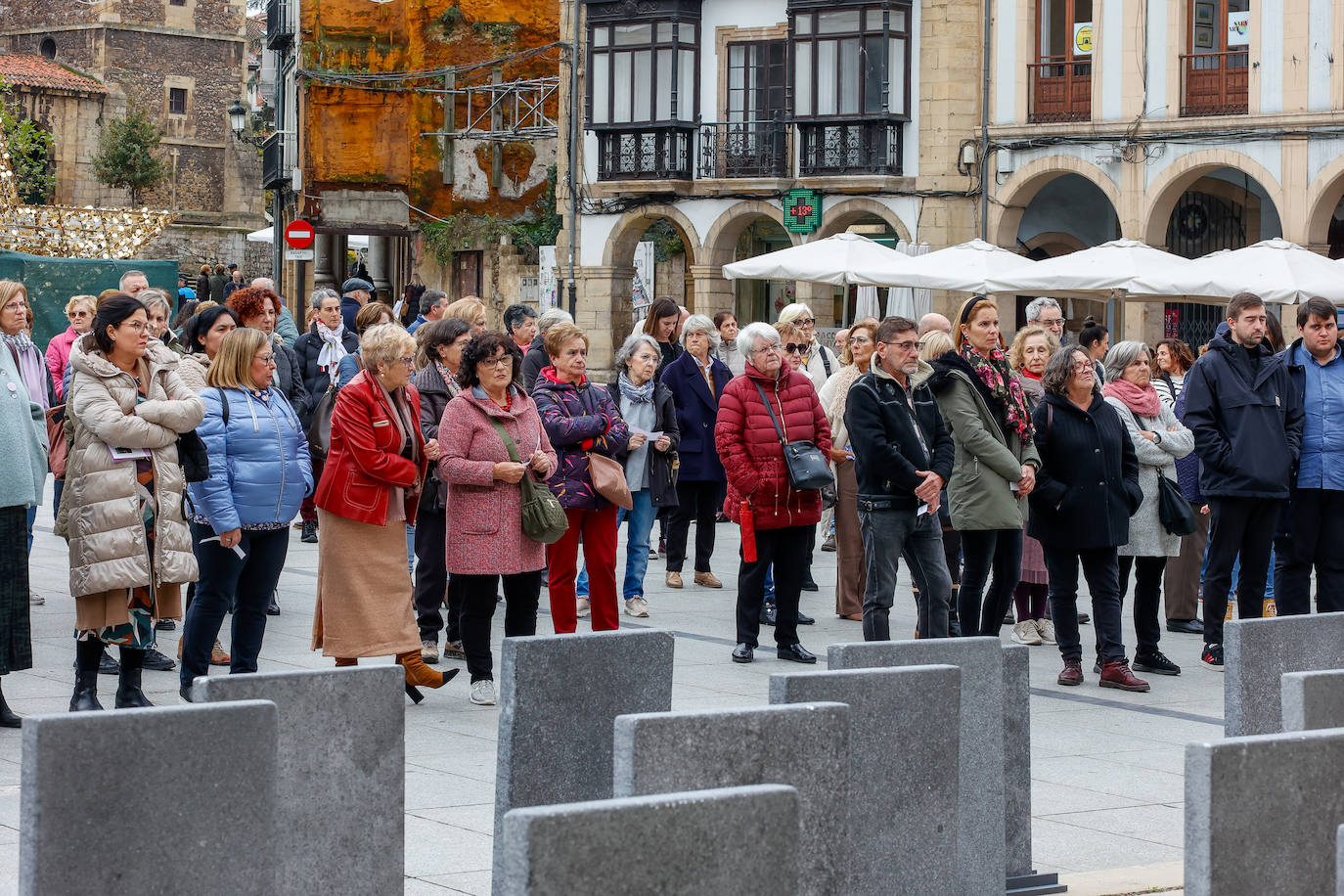 Un &#039;cementerio efímero&#039; contra la violencia de género en Avilés