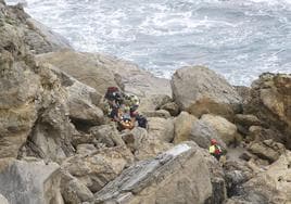 Los Bomberos rescatan con vida a la persona que se arrojó al acantilado.