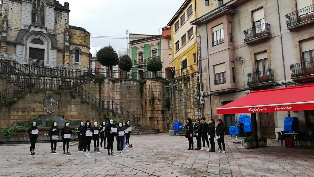 Protesta contra la violencia de género en Infiesto