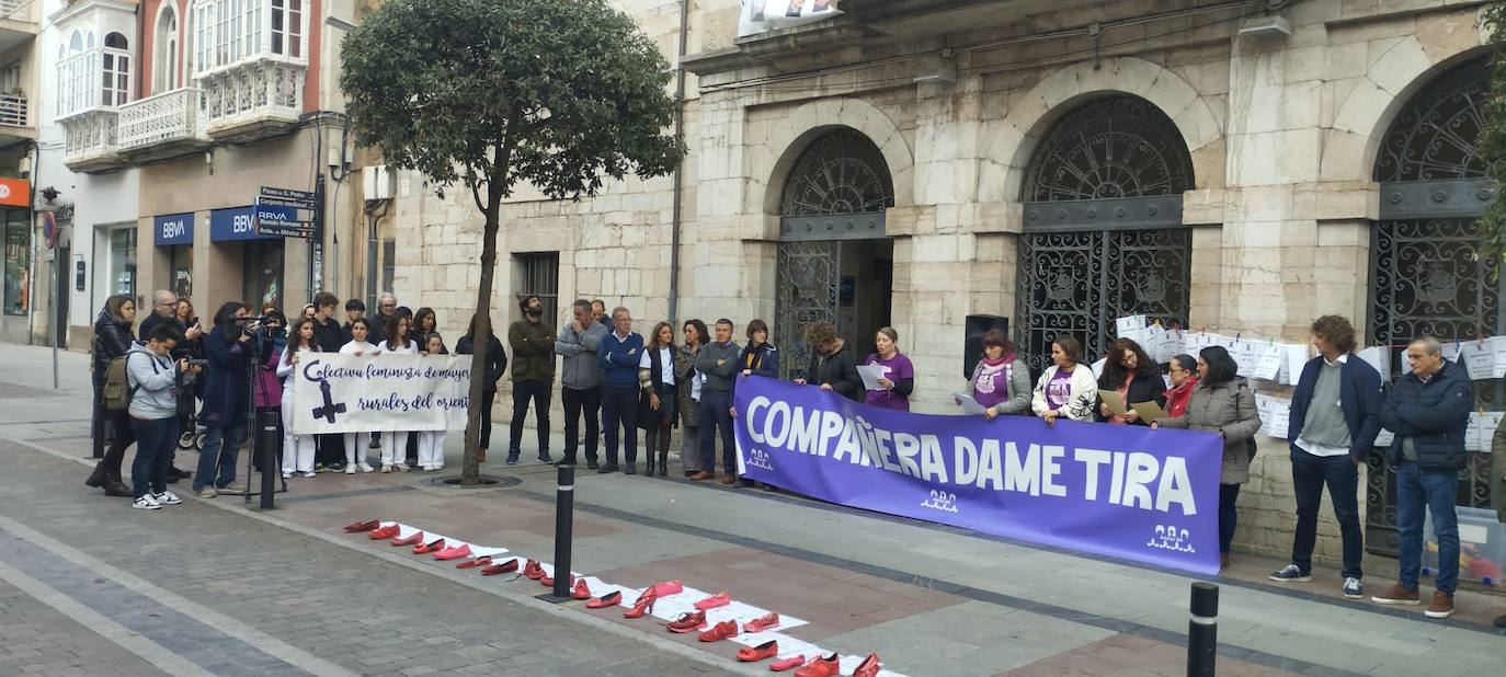 Asistentes al acto convocado en Llanes