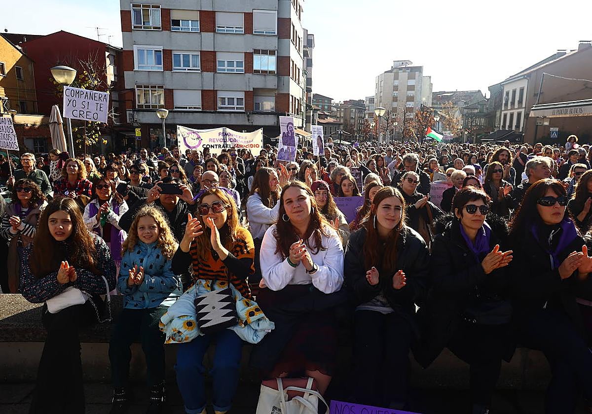 Plaza de Les Campes, en Siero, donde se leyó el manifiesto tras la marcha.