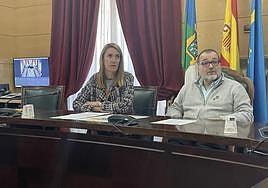 Marta Vírseda, técnica de Enernalón, y el alcalde de Langreo, Roberto García.