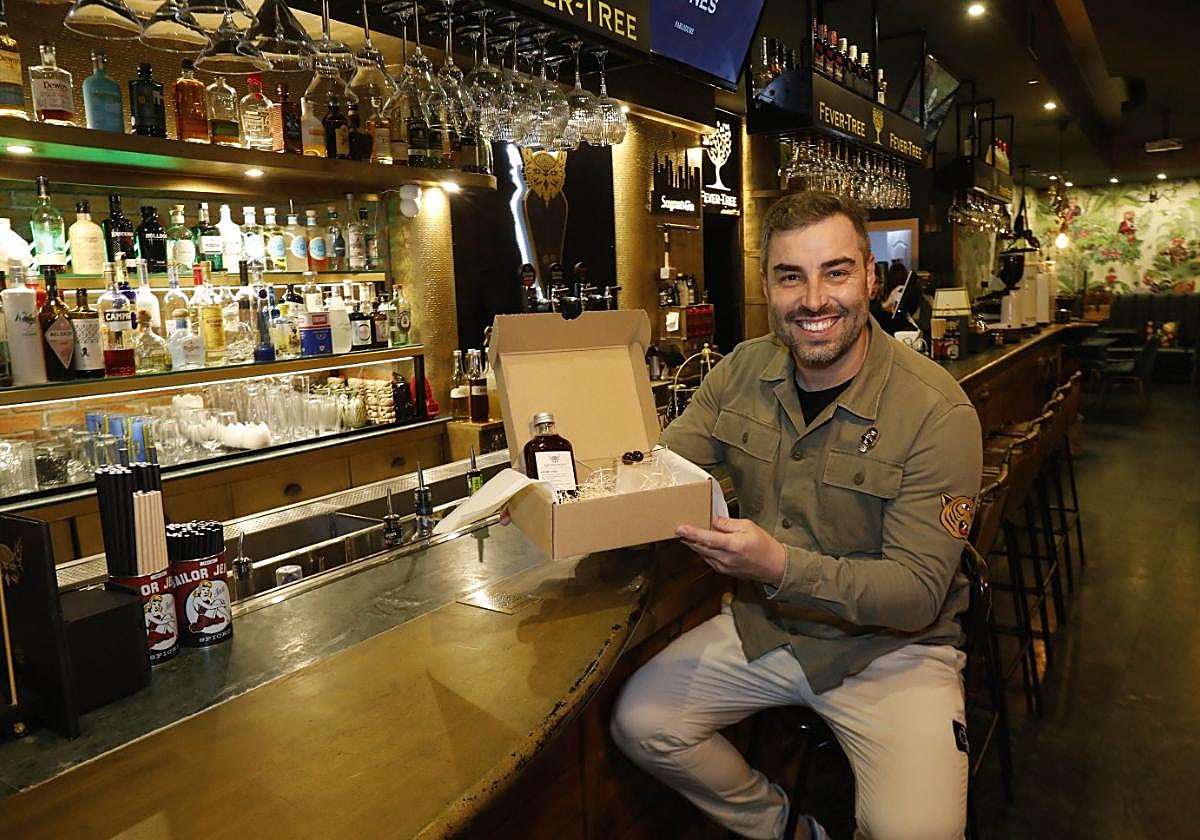 Jorge Serrano, con uno de sus combinados para llevar.