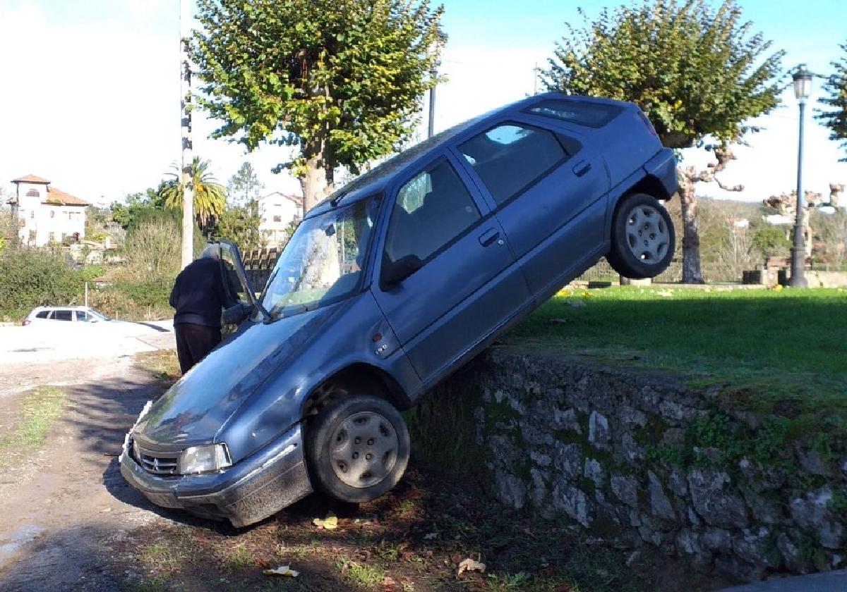 Coche caído en el campo de Loreto.