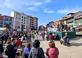 La cabecera de la manifestación llega a la plaza de Les Campes.