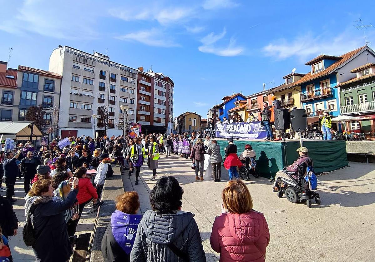 La cabecera de la manifestación llega a la plaza de Les Campes.