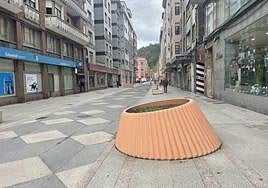 Uno de los grandes maceteros colocados en la calle Doce de Octubre, ya peatonalizada.