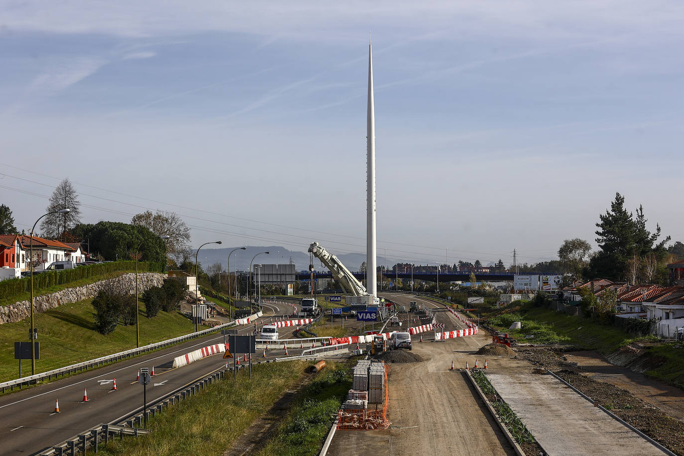 Así luce el gran mástil de 55 metros del Arpa de Santullano en Oviedo