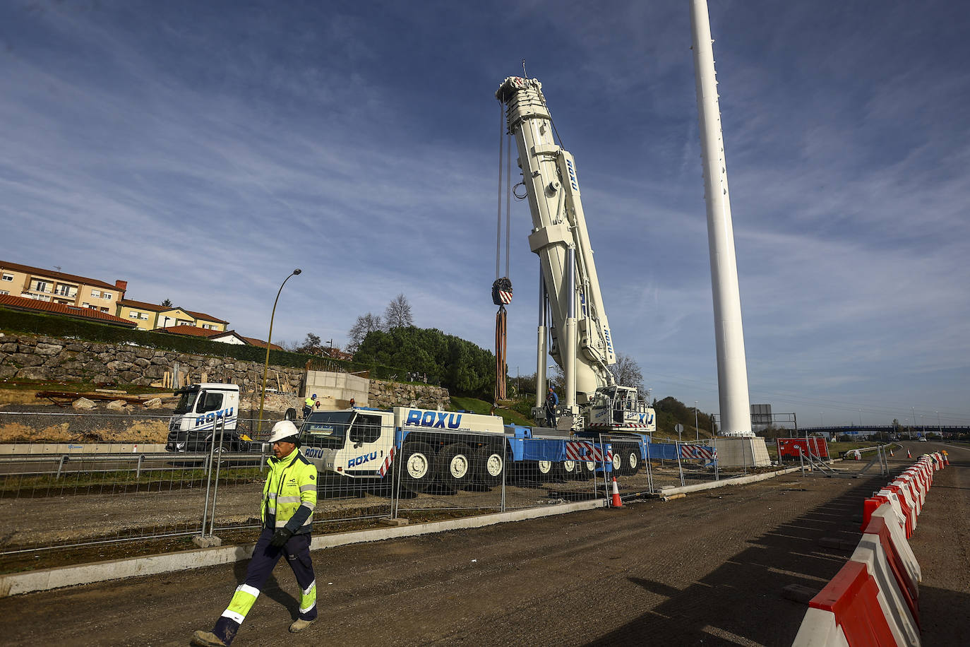 Así luce el gran mástil de 55 metros del Arpa de Santullano en Oviedo